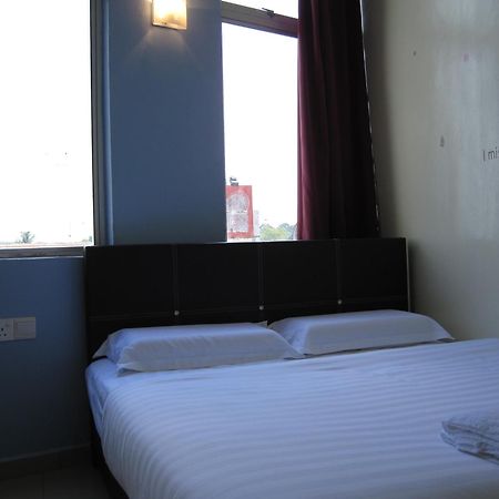 Max Inn Hotel Parit Raja Cameră foto
