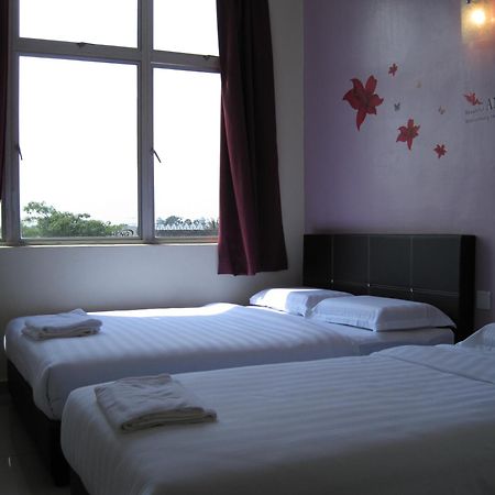 Max Inn Hotel Parit Raja Cameră foto