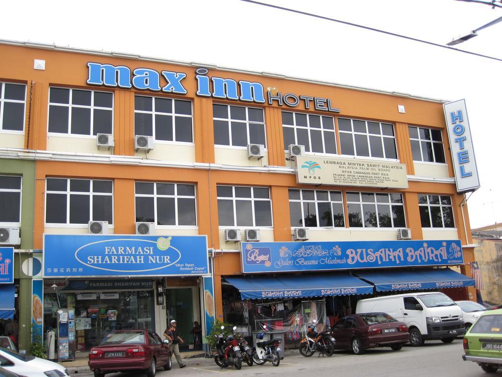 Max Inn Hotel Parit Raja Exterior foto