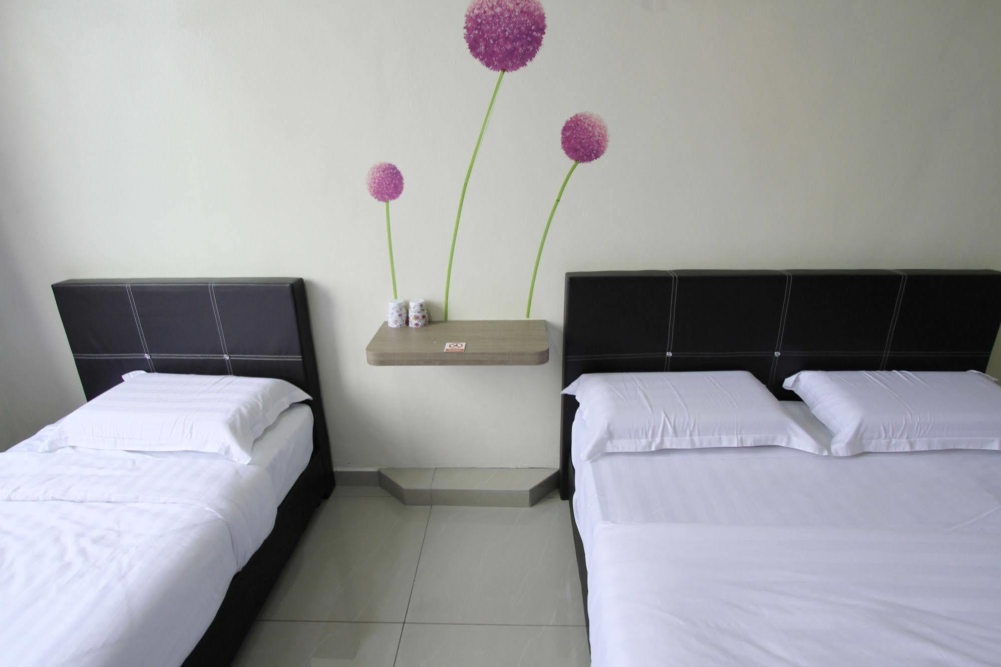 Max Inn Hotel Parit Raja Exterior foto