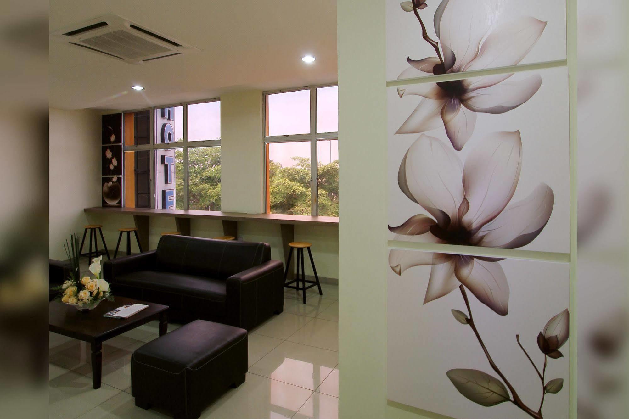Max Inn Hotel Parit Raja Exterior foto